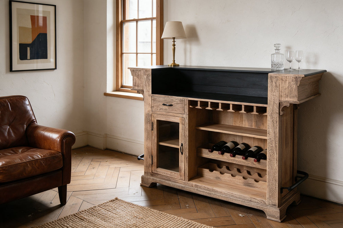 Mueble bar de madera con botellero y barra negra en un salón